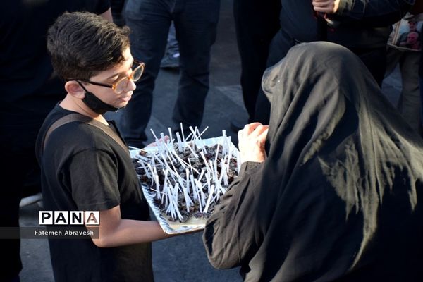 برپایی موکب شهدای فرهنگیان آموزش و پرورش منطقه ۱۴ در خیابان ۱۷ شهریور