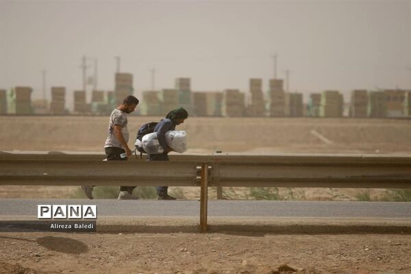 آئین پیاده‌روی جاماندگان قافله عشق از مرز شلمچه تا کربلا