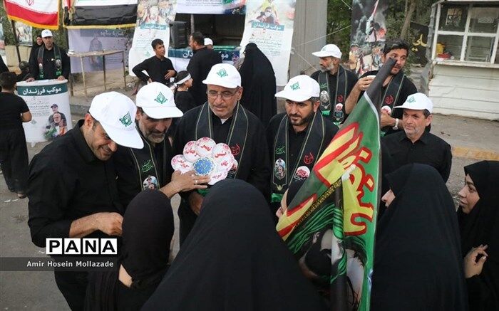 توزیع پیکسل‌های سنجاقی با نشان «موکب فرزندان حاج‌قاسم» بین زائران اربعین/فیلم