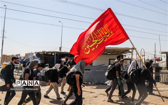 اهدای برچسب‌ها و نشان‌هایی با تصاویر «موکب فرزندان حاج‌قاسم» به زائران حسینی/فیلم