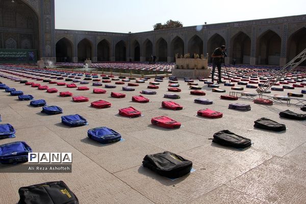 اجرای طرح توکاد و اهدای بسته‌های لوازم‌التحریر به دانش‌آموزان نیازمند در فارس