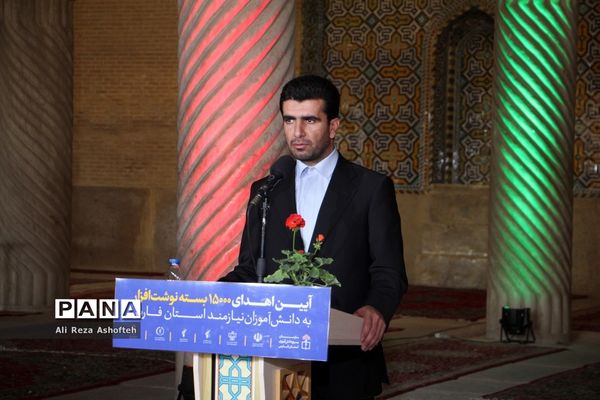 اجرای طرح توکاد و اهدای بسته‌های لوازم‌التحریر به دانش‌آموزان نیازمند در فارس