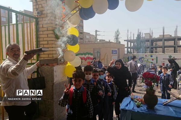 برگزاری جشن شکوفه‌ها در دبستان ایمان رودهن