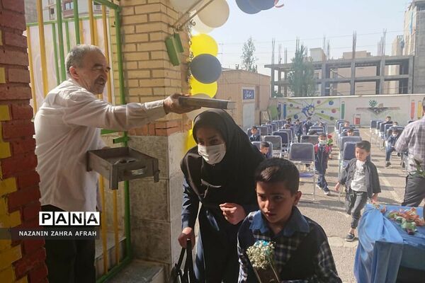 برگزاری جشن شکوفه‌ها در دبستان ایمان رودهن