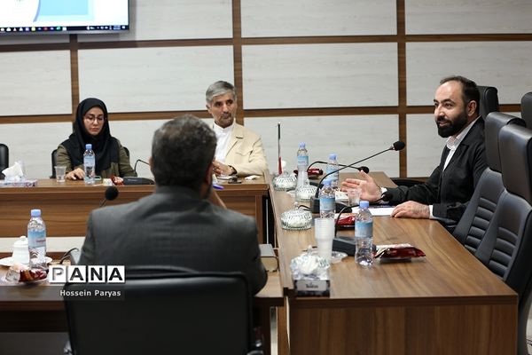 نشست صمیمانه قائم مقام سازمان دانش‌آموزی با همکاران سازمان