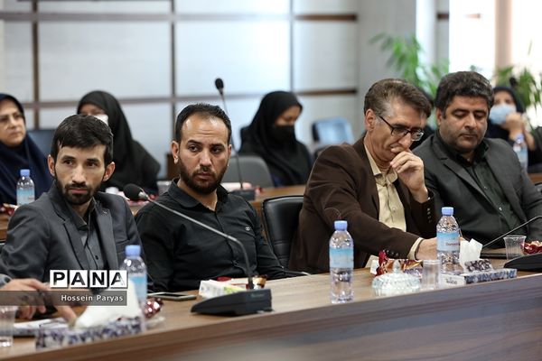 نشست صمیمانه قائم مقام سازمان دانش‌آموزی با همکاران سازمان