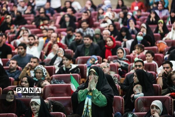 تماشای فوتبال ایران و آمریکا در برج میلاد