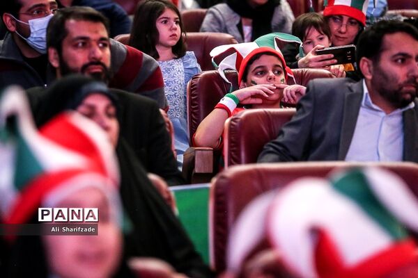 تماشای فوتبال ایران و آمریکا در برج میلاد