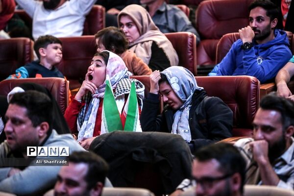 تماشای فوتبال ایران و آمریکا در برج میلاد