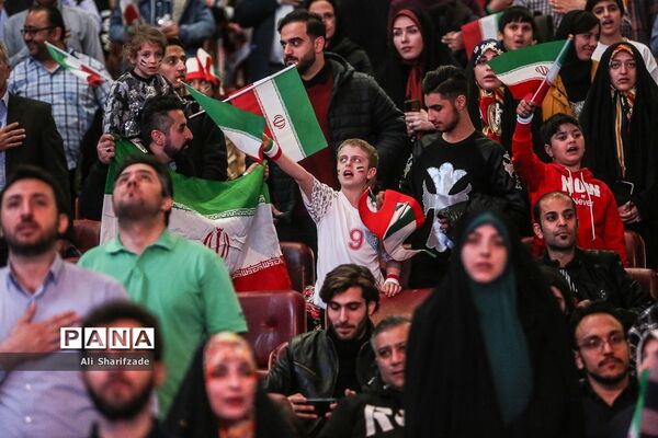 تماشای فوتبال ایران و آمریکا در برج میلاد