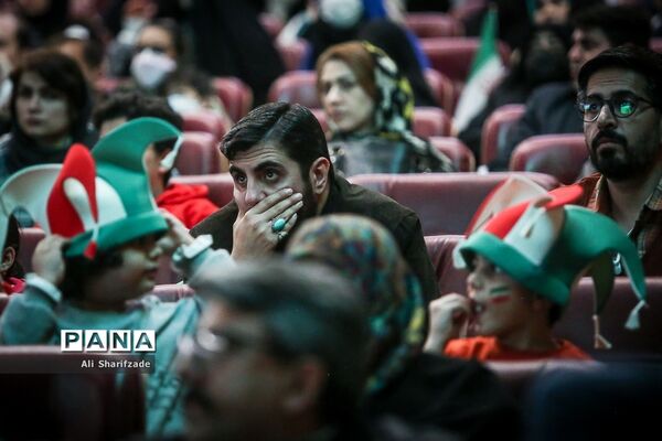 تماشای فوتبال ایران و آمریکا در برج میلاد