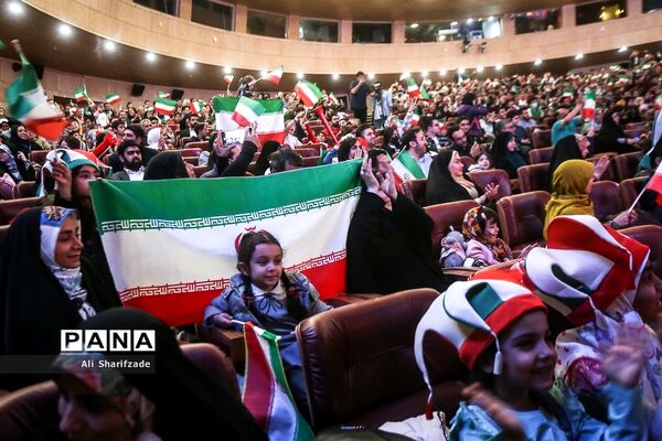 تماشای فوتبال ایران و آمریکا در برج میلاد