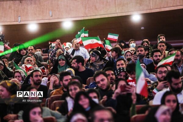 تماشای فوتبال ایران و آمریکا در برج میلاد