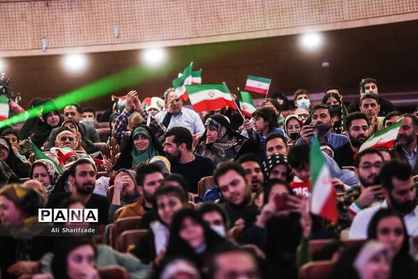 تماشای فوتبال ایران و آمریکا در برج میلاد