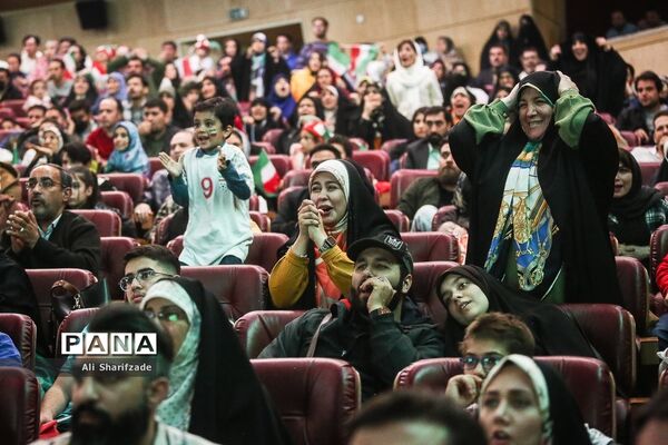تماشای فوتبال ایران و آمریکا در برج میلاد