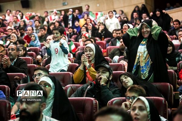 تماشای فوتبال ایران و آمریکا در برج میلاد