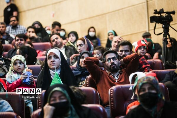 تماشای فوتبال ایران و آمریکا در برج میلاد