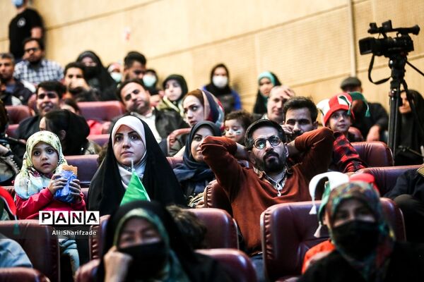 تماشای فوتبال ایران و آمریکا در برج میلاد