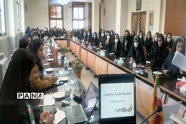 نشست صمیمی مدیر سازمان دانش‌آموزی استان اصفهان با خبرنگاران پانا‌ و اعضای مجلس دانش‌آموزی نجف آباد