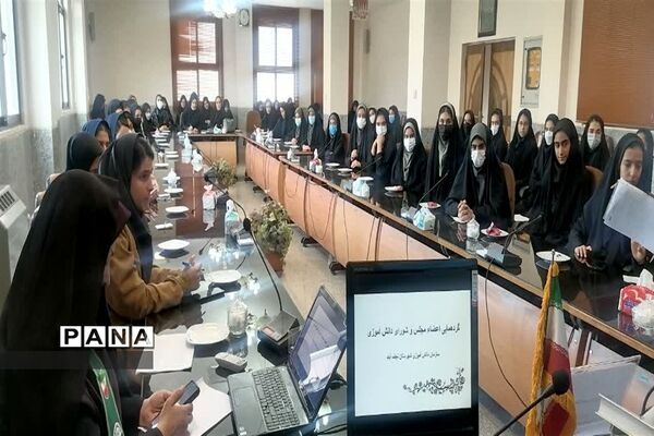 نشست صمیمی مدیر سازمان دانش‌آموزی استان اصفهان با خبرنگاران پانا‌ و اعضای مجلس دانش‌آموزی نجف آباد