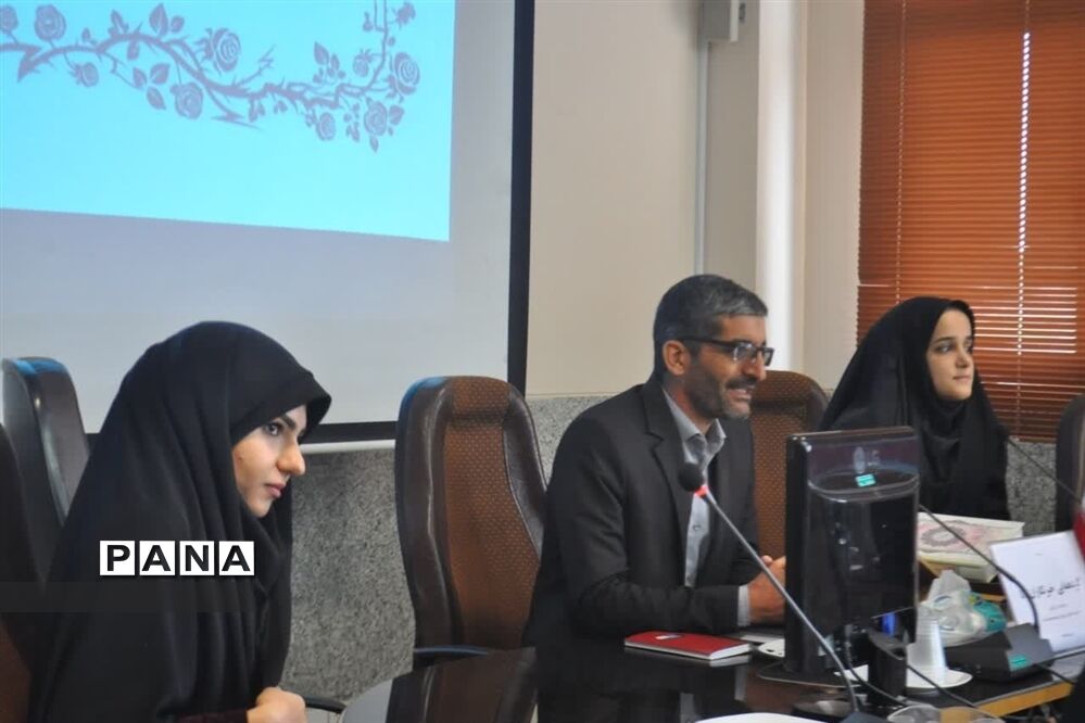 نشست صمیمی مدیر سازمان دانش‌آموزی استان اصفهان با خبرنگاران پانا‌ و اعضای مجلس دانش‌آموزی نجف آباد