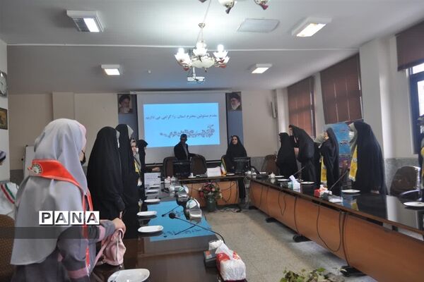 نشست صمیمی مدیر سازمان دانش‌آموزی استان اصفهان با خبرنگاران پانا‌ و اعضای مجلس دانش‌آموزی نجف آباد