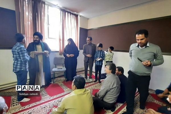 دیدار صمیمی امام‌جمعه رودهن با دانش‌آموزان مدرسه شهید بهشتی رودهن