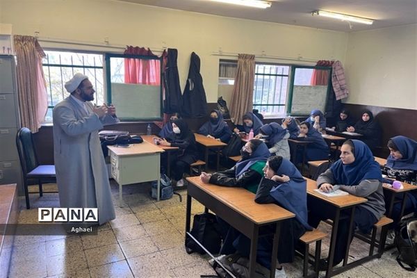 جلسه پاسخ به پرسش‌های دینی دانش‌آموزان در دبیرستان وحدت منطقه ۱۳