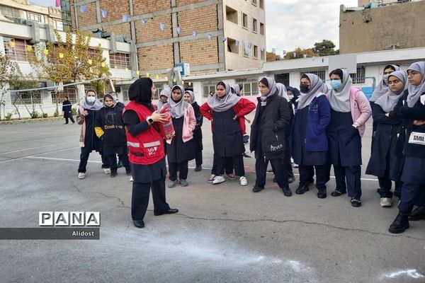 برگزاری کلاس آموزشی کمک‌های اولیه در دبیرستان شهیده قزوینی منطقه ۱۳