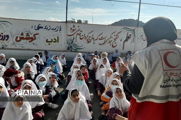 برگزاری کارگاه آموزشی آمادگی جهت اجرای مانور زلزله در دبستان حضرت زهرا(س)۱  رودهن