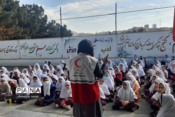 برگزاری کارگاه آموزشی آمادگی جهت اجرای مانور زلزله در دبستان حضرت زهرا(س)۱  رودهن