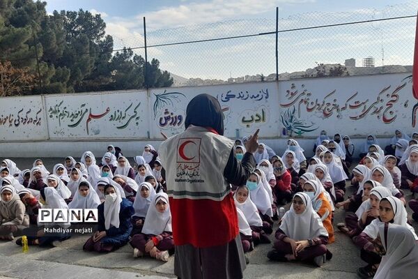 برگزاری کارگاه آموزشی آمادگی جهت اجرای مانور زلزله در دبستان حضرت زهرا(س)۱  رودهن