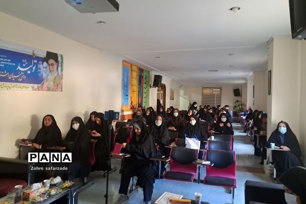 برگزاری کارگاه تجارب برتر تربیتی در حوزه کیفیت‌بخشی فعالیت‌های پرورشی در رودهن