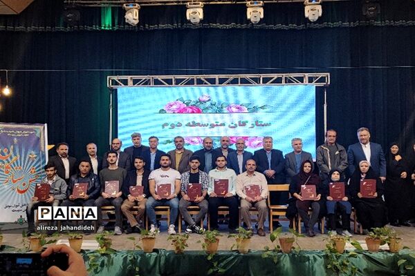 تجلیل از پسران نخبه آموزش و پرورش ناحیه 3 شیراز