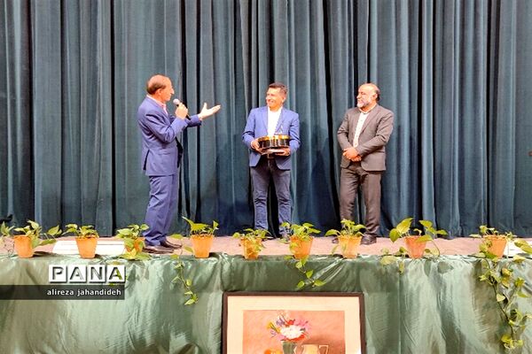 تجلیل از پسران نخبه آموزش و پرورش ناحیه 3 شیراز