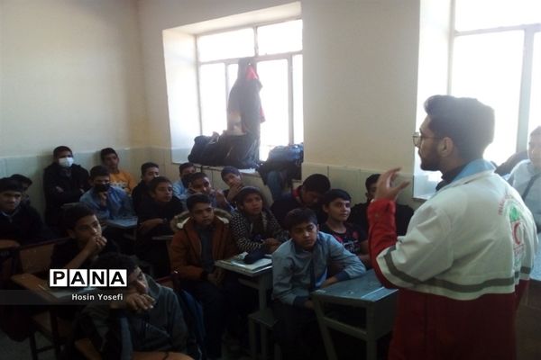 آموزش اقدامات ایمنی لازم هنگام زلزله در دبیرستان شهید‌باقری کاشمر