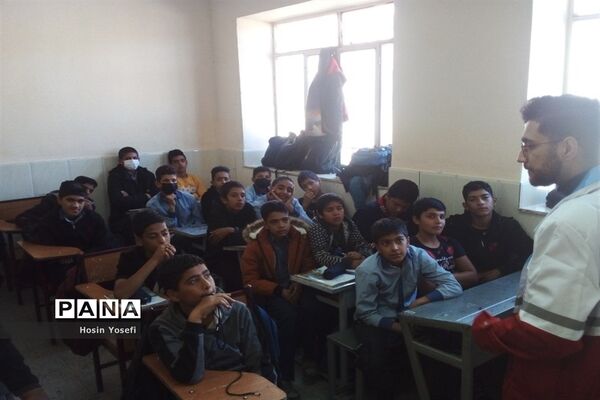 آموزش اقدامات ایمنی لازم هنگام زلزله در دبیرستان شهید‌باقری کاشمر