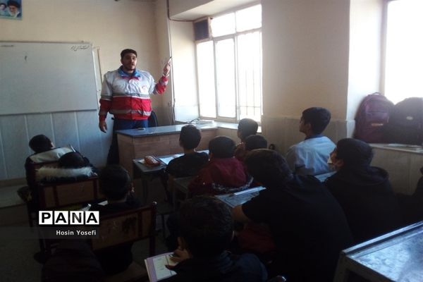 آموزش اقدامات ایمنی لازم هنگام زلزله در دبیرستان شهید‌باقری کاشمر