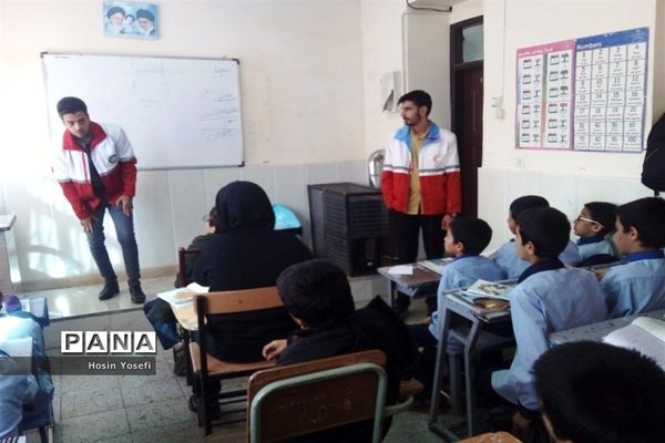 آموزش اقدامات ایمنی لازم هنگام زلزله در دبیرستان شهید‌باقری کاشمر