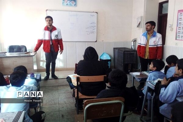 آموزش اقدامات ایمنی لازم هنگام زلزله در دبیرستان شهید‌باقری کاشمر
