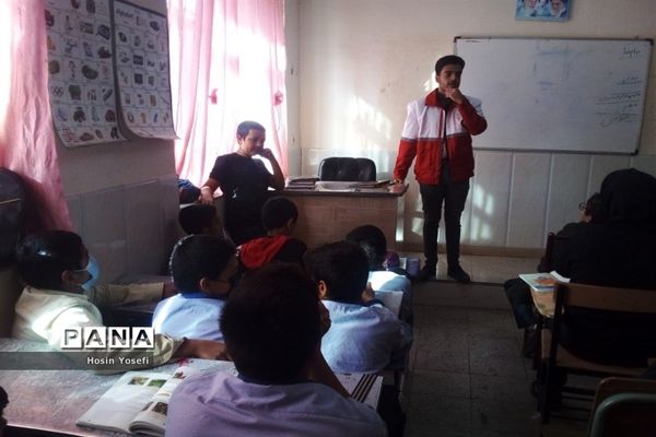 آموزش اقدامات ایمنی لازم هنگام زلزله در دبیرستان شهید‌باقری کاشمر