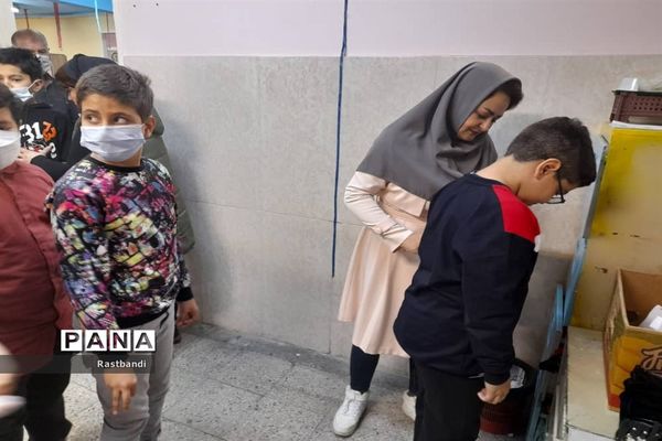 معاینات سلامتی دانش‌آموزان پایه چهارم و هفتم مدرسه ملاصدرا منطقه ۱۳