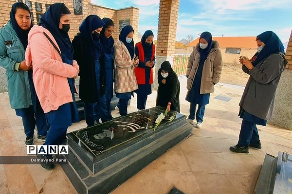 ادای احترام دانش‌آموزان به شهدای روستای سربندان دماوند