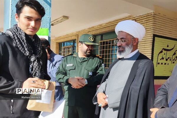 گرامیداشت هفته بسیج و تقدیر از بسیجیان فعال در شهرستان رباط کریم