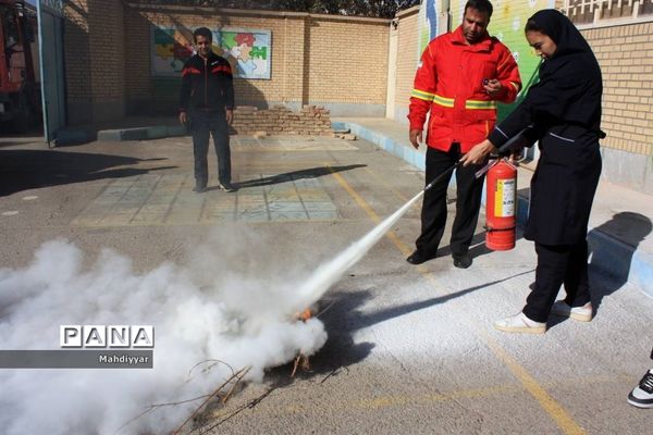 مانور زلزله در مدرسه عدالت شهر جوادآباد