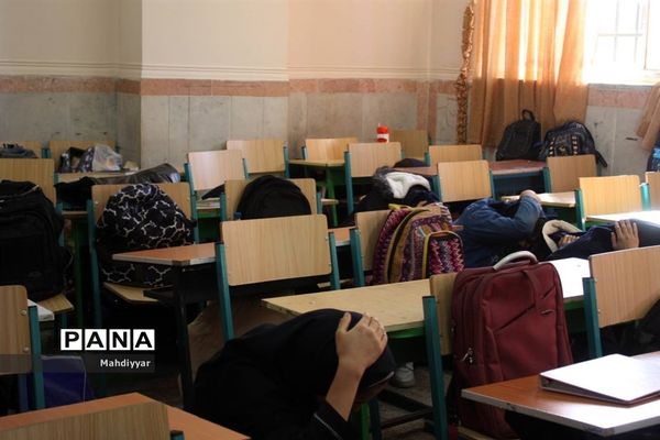 مانور زلزله در مدرسه عدالت شهر جوادآباد