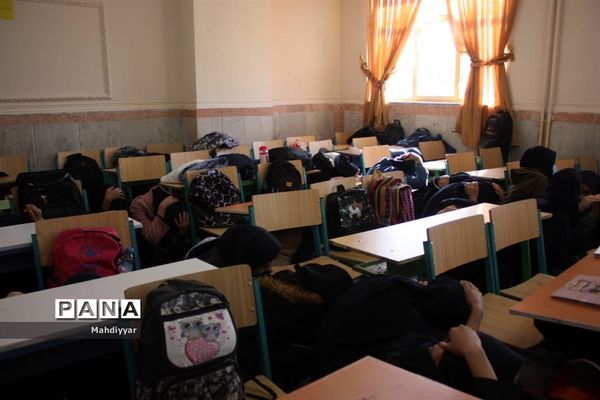 مانور زلزله در مدرسه عدالت شهر جوادآباد