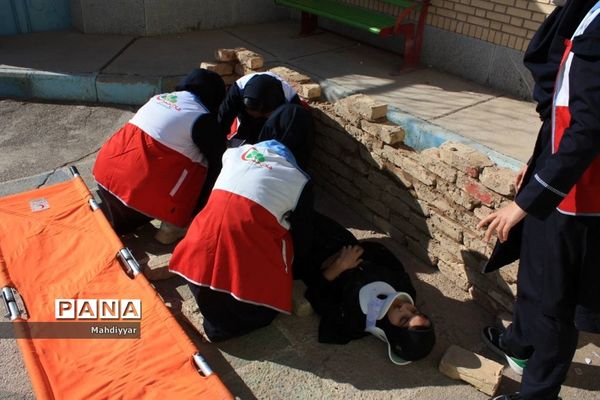 مانور زلزله در مدرسه عدالت شهر جوادآباد