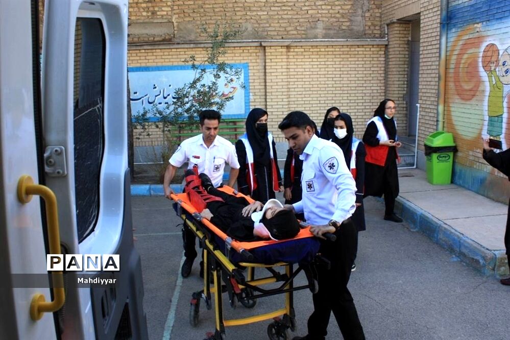 مانور زلزله در مدرسه عدالت شهر جوادآباد