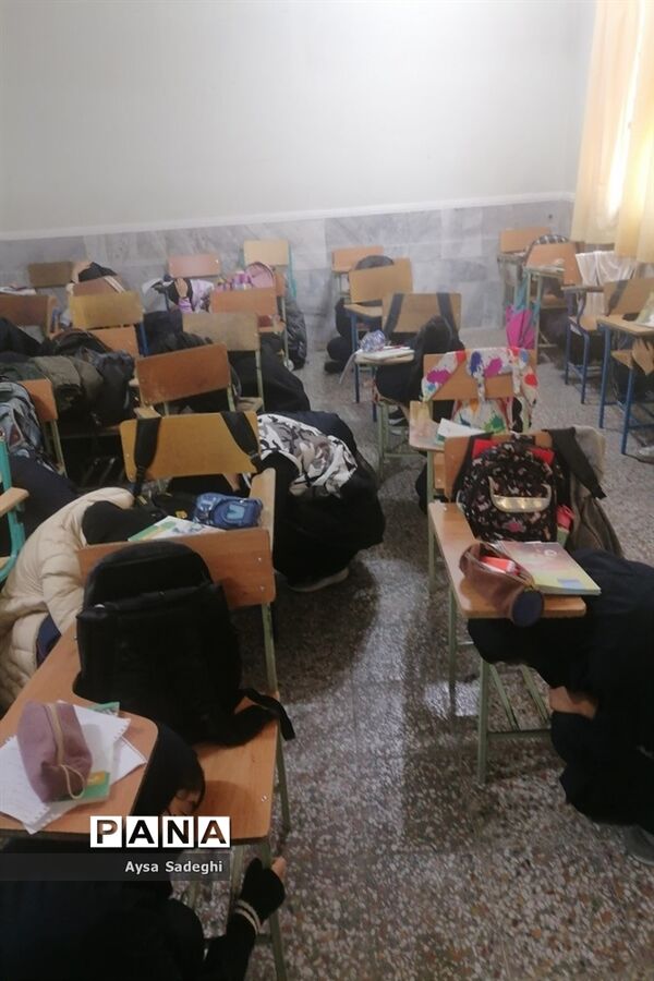 زنگ مانور زلزله در دبیرستان سروش به صدا درآمد
